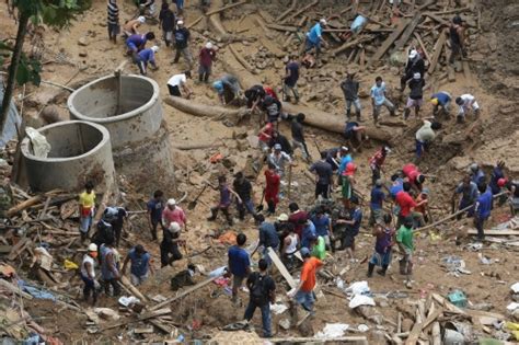 In Pictures Filipino Civilian Volunteers Search For Possible Bodies Of Landslide Victims At A