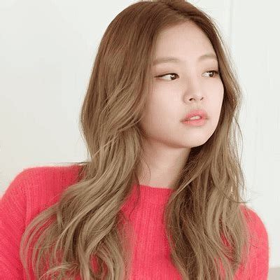 Blackpink's talent was already apparent way before their debut as the main rapper and vocalist of the group, jennie, had been featured in tracks for like all fans, i would love to see jennie dye her hair to a shade lighter than chestnut brown but the natural shade suits her and complements her chic vibe. 93+ Hot Photo's of Jennie Blackpink | Bumstory | Kim hair ...