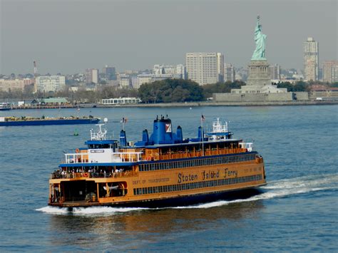Staten Island Ferry vor der Statue of Liberty..... Foto & Bild | north ...