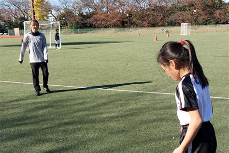 Please take it.|it's a small present for you. 男女の指導、同じでいいの!? 女子選手を伸ばしたいなら知って ...