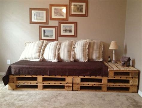 Pallets, cushions, pillows, and fabric is almost reclaimed. Sofa aus Paletten - 42 wunderschöne Bilder! - Archzine.net