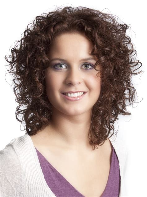 We like living proof full root lift ($27; Halflang haar met krullen en het knippen van krullend haar