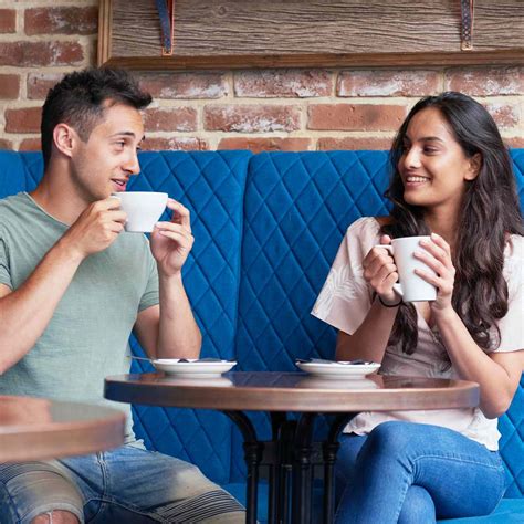 10 first date conversation starters and topics to talk about