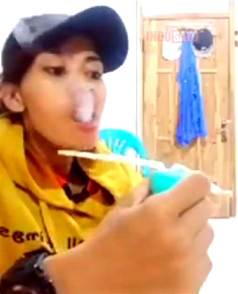 VIRAL Wanita Ini Isap Sabu Sambil Live Di Medsos