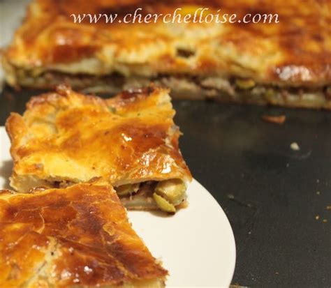 Gâteau fait d'une pâte feuilletée fine et fourrée de gros morceaux de pommes acidulées et de raisins secs. Recette d'Algérie : Tourte à la viande hachée