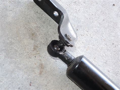 honda - How to remove a tailgate strut that do not have a c-clip