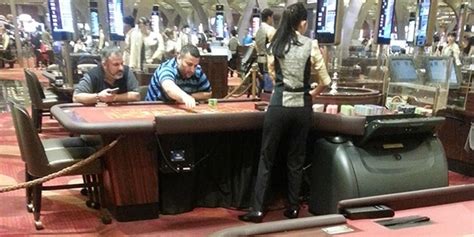 Akp'nin i̇stanbul büyükşehir belediye başkanı adayı binali yldırım'ın yaklaşık 150 milyon euroluk 'gizli servetinin' olduğu iddia ediliyor. Bakan Yıldırım'ın oğlunu kumar masasında görüntüleyen ...
