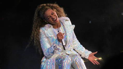 Beyoncé pose like a trophy when they naomi walking she need a oscar for that pretty dark skin pretty like lupita when the cameras close in drip. Twins in Gefahr? Beyoncé rast vor Berlin-Gig ins ...
