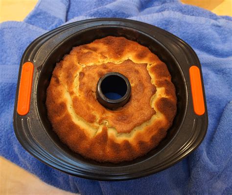 This christmas cake bunting is perfect for any holiday themed event! Christmas Bundt Cake - Peppermint Dolly
