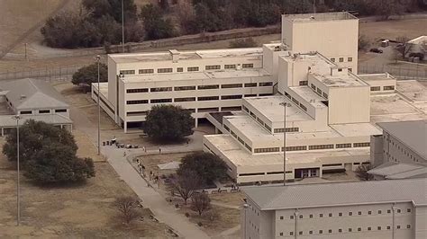 Covid 19 Outbreak Reported At Fort Worth Federal Medical Prison Nbc 5