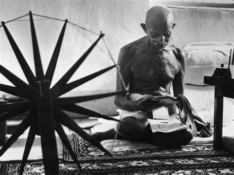 Gandhi 150 anni fa nasceva l uomo che trasformò la nonviolenza in uno