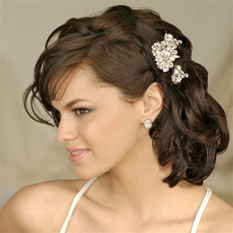 The cascading curls look extremely beautiful. Hairstyles for mother of the bride short hair | Wedding ...