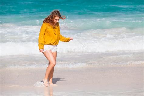 Adolescente Grazioso Che Cammina Sulla Spiaggia Fotografia Stock