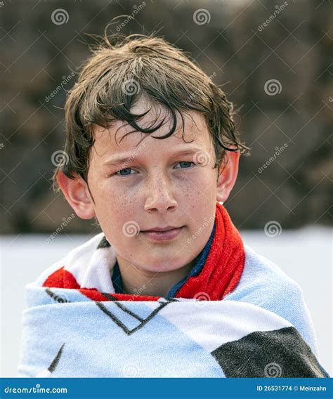 Muchacho Lindo Con El Pelo Mojado Que Guarda Una Cara Recta Foto De