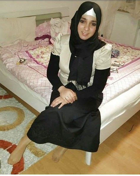 a dorum adlı kullanıcının Çorap panosundaki pin kadın müslüman türban seksi ayaklar