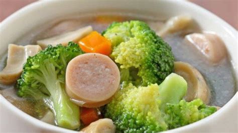 Resep sup krim ini sangat mudah dibuat oleh moms di rumah serta dapat membantu melancarkan pencernaan si kecil dengan banyaknya serat yang terkandung pada brokoli. Cara Membuat Sup Brokoli Sosis Sendiri di Rumah, Menu ...