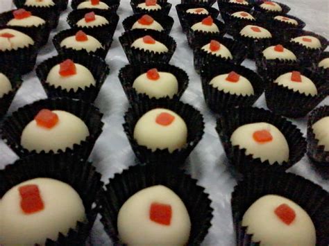 Tarik coklat putih dengan pencungkil gigi utk dijadikan corak. Mdmnissa: Resepi Biskut Suji