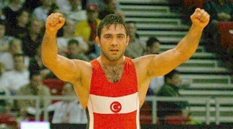 Karara göre, ortaokul mezunu yerlikaya, sahte lise diploması kullanmış. Hamza Yerlikaya Kimdir?