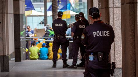 Australian Federal Police Raids Australian Workers' Union Headquarters | HuffPost Australia News