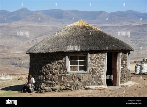 Round Hut Hi Res Stock Photography And Images Alamy