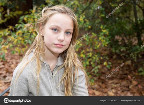 Triste Rubia Preadolescente Chica Buscando Infeliz Fuera Fotografía De