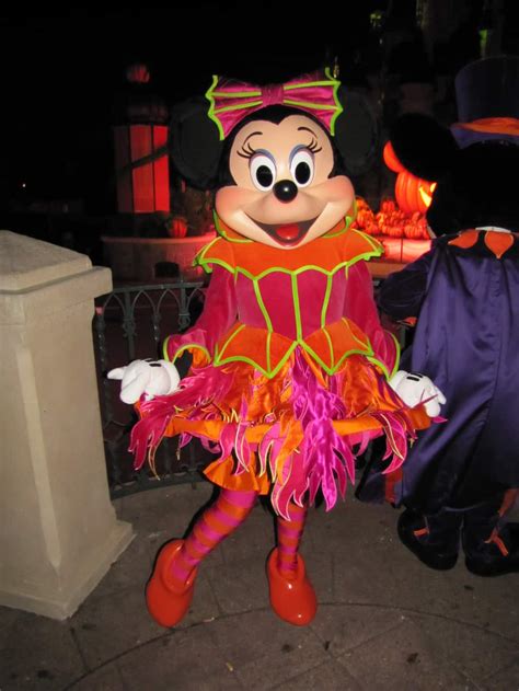 Disneyland Paris Halloween Minnie 4