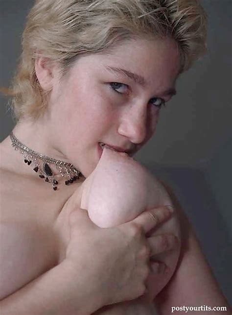 巨乳を吸っている女性 美しいエロティックとポルノ写真
