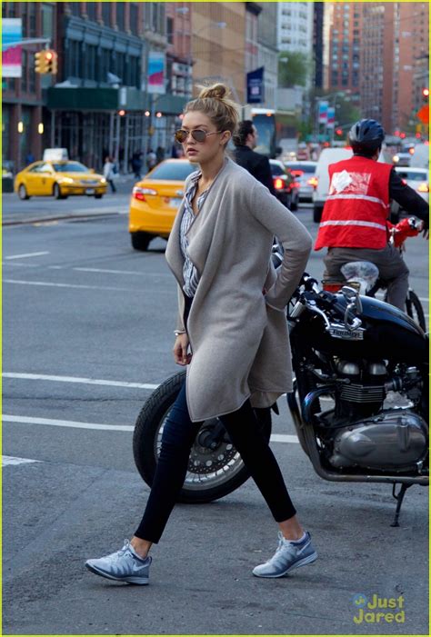 Gigi Hadid Successfully Hails A Cab In Nyc Photo 671112 Photo Gallery Just Jared Jr