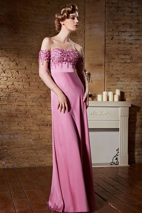 Conceptions de cou de robe. Robe haute couture fuchsia claire avec manches mi longue ...