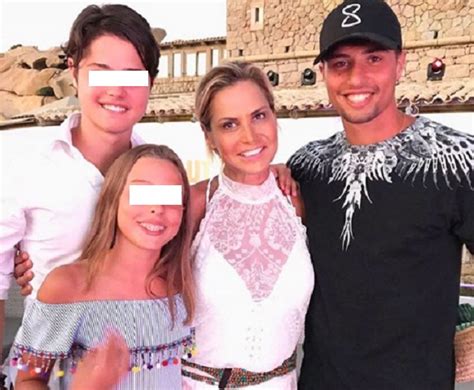 Chi sono i figli di simona ventura? Simona Ventura felice insieme ai figli: "Oggi ricominciamo ...