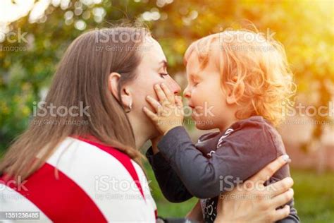 Feliz Madre E Hijo Abrazándose Enamorados Jugando En El Parque Foto De