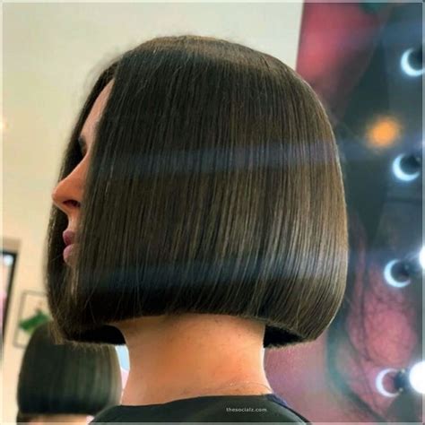 If you want the audience to quickly place the timeframe that a work takes place in, the easiest way is … 35 Bob Haircuts Ideas for Women | Haare und beauty, Beauty ...