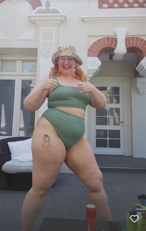 Jonathan Ross Babe Honey Celebrates Killer Curves In Green Bikini Snap Daily Star