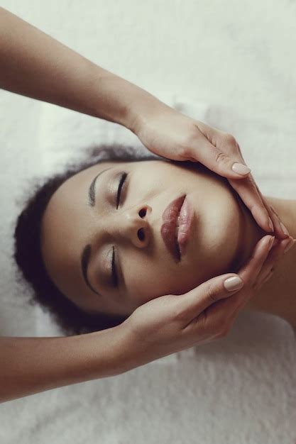 African American Vrouw Ontvangt Een Ontspannende Massage In De Spa Gratis Foto