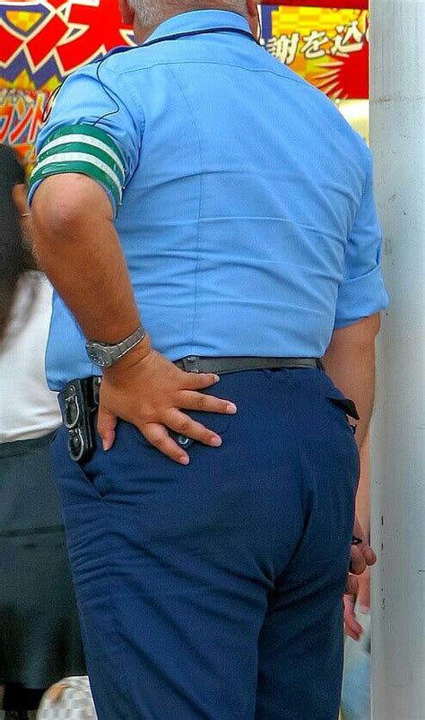 ロマンスグレーの警察官の大きな背中とドッシリお尻｡ 警察官 男性警察官 ぽっちゃり男性