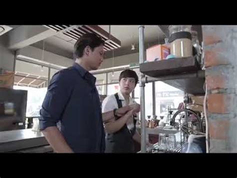 Dia bekerja banyak pekerjaan untuk melunasi utang dan bahkan memberi citra femininnya. Ep 17 - 20 My Coffee Prince preview - YouTube