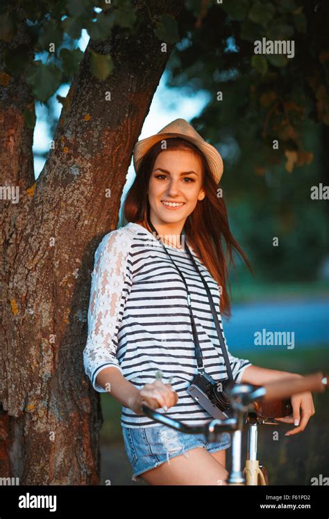 Schöne Junge Frau Mit Hut Mit Dem Fahrrad In Einem Park Im Freien