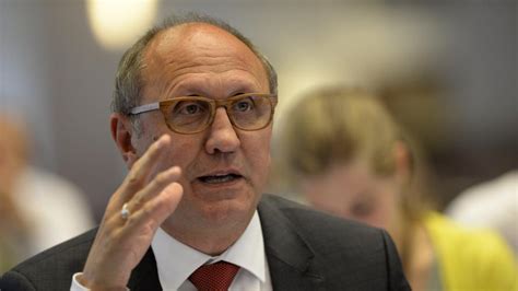 He is a member of the sp.a, and became its party president on 15 october 2005. Johan Vande Lanotte, bourgmestre d'Ostende, réclame un ...