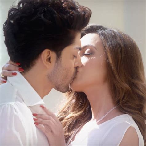 Sana Khan And Gurmeet Choudharys Hot Kissing Scene From Wajah Tum Ho Song