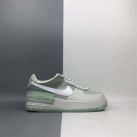 Originally released in '82 under the name 'air force' and designed by one of nike's top designers, bruce kilgore, the. nike air force 1 shadow pistachio frost zalando z92683