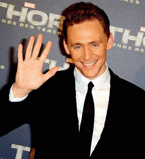 Tom Thomas William Hiddleston Tom Hiddleston Loki Peace Gesture Okay
