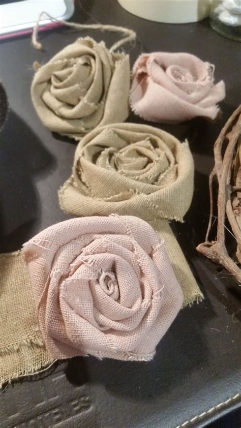 Come realizzare un bracciale con i fiori per una cerimonia | come si fa un bracciale con i fiori, o corsage, un bijoux elegante e raffinato da usare per un'occasione speciale Rose in tessuto Shabby Chic - Tutorial | Tessuto shabby chic, Fiori di stoffa fai da te, Fare ...