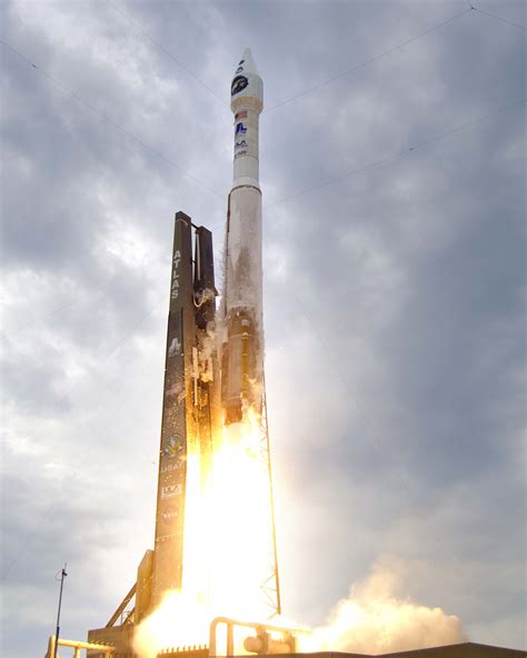 APOD: 2009 June 22 - Atlas 5 Rocket Launches to the Moon