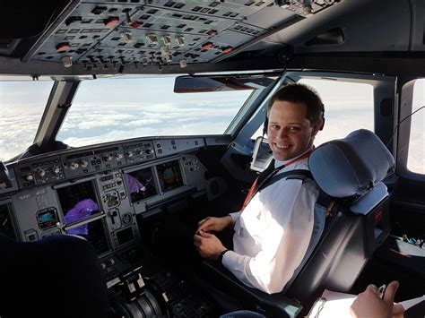 Wizz air cadet pilot program. Tom's modular route to an ATPL and a job with easyJet ...