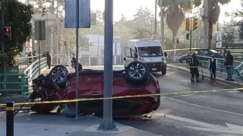 Tragedia en Periférico Dos Muertos Tras Volcadura de Camioneta La