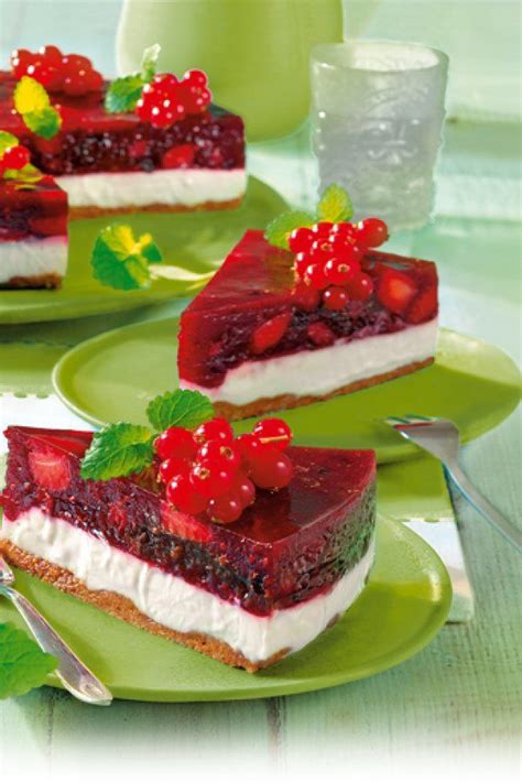 Zucker in einem großen topf mit 200 ml wasser aufkochen und karamellisieren lassen. Rote-Grütze-Kuchen | Rezept | Rote grütze kuchen, Rote ...