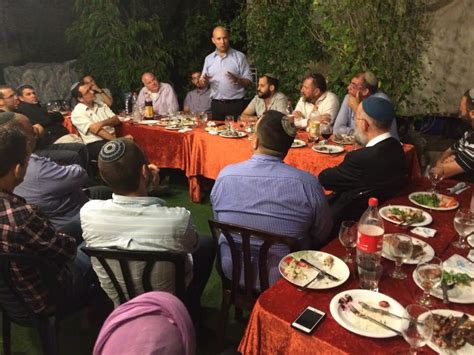 בהיעדר הכרעה פוליטית ברורה, החליט אלון דוידי בשבוע האחרון לפרוש מרשימת ימינה ולא להיכנס לכנסת, אך ביום חמישי האחרון, בשיחה עימנו, הכחיש זאת נמרצות. יו"ר הבית היהודי נפתלי בנט: מאמין בזכותנו על הארץ מכוח התורה
