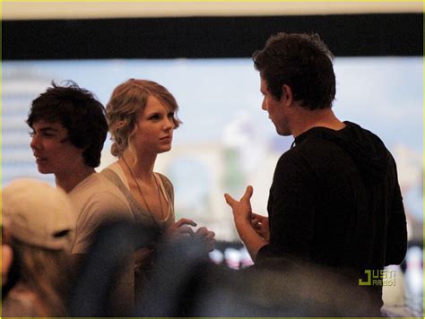 Taylor Swift And Cory Monteith Hug It Out Photo 2437015 Cory Monteith Taylor Swift Photos