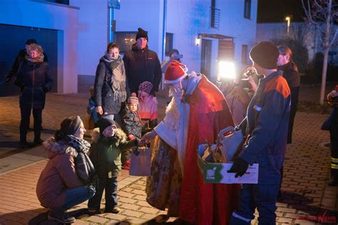 Über 160 Kinder freuen sich über Helfer vom Nikolaus Feuerwehr