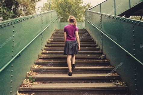Mujer Joven Subiendo Escaleras Fotograf A De Stock Lofilolo